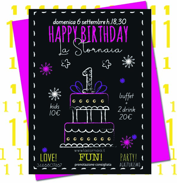 Invito a una festa di compleanno con sfondo nero, testo viola e bianco, una torta a tre piani con il numero 1 in cima, fiori disegnati a mano e i dettagli della festa, tra cui data, ora, costi, luogo e informazioni di contatto.